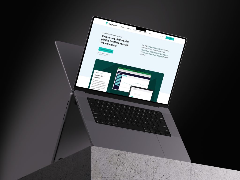 Záber na 16 palcový MacBook Pro postavený na šedom betónovom kvádri s tmavým pozadím. Na displeji je zobrazená hlavná stránka webstránky Thisplugin